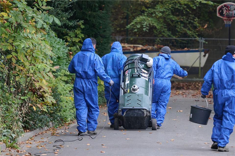 Asbest-Suche nach Kühlturm-Brand: Keine Schadstoffe gemessen Arbeiter reinigen nach einem Brand in Hamm die Umgebung von asbesthaltigen Rückständen. (Archivbild)Bernd Thissen/dpa