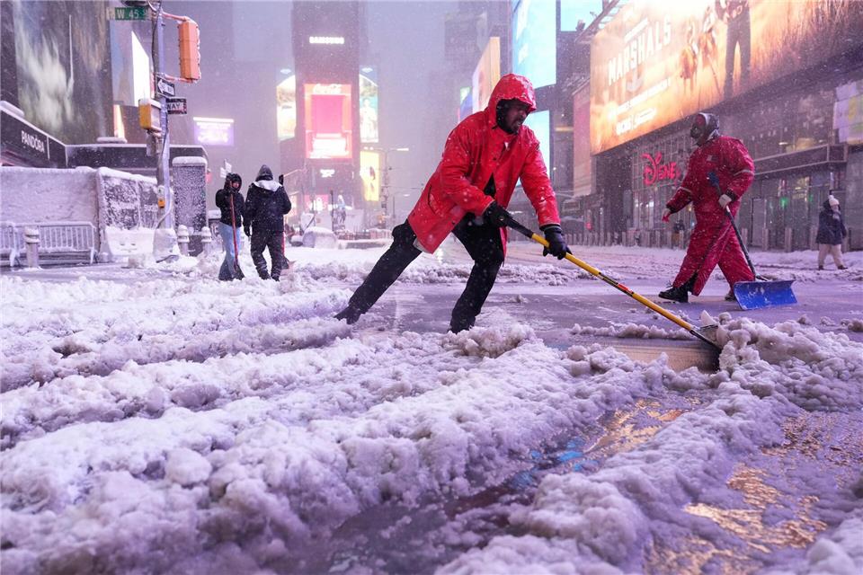 Arbeiter schaufelten Schnee auf dem Times Square in New York.Seth Wenig/AP/dpa