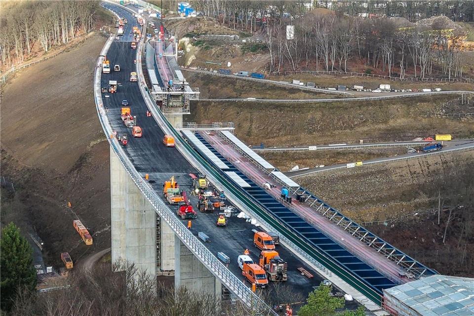 Arbeiter sind auf der Rahmedetalbrücke in Einsatz, wie auf diesem Drohnenfoto zu erkennen ist.Alex Talash/dpa