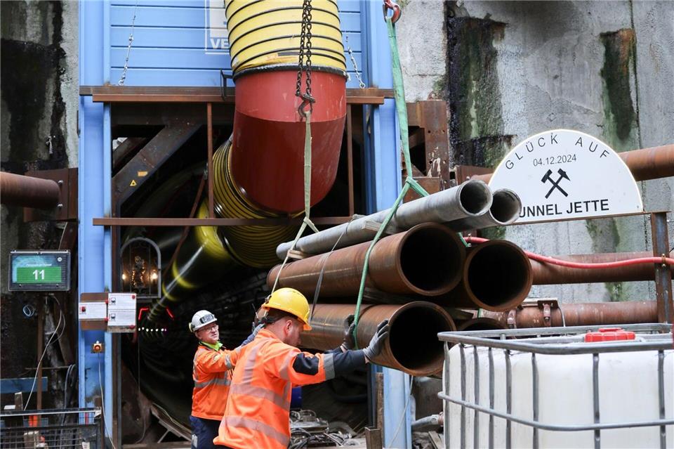 Arbeiter sind damit beschäftigt, Rohre auf einer Bahn zu positionieren. (Foto-Produktion) Christian Charisius/dpa