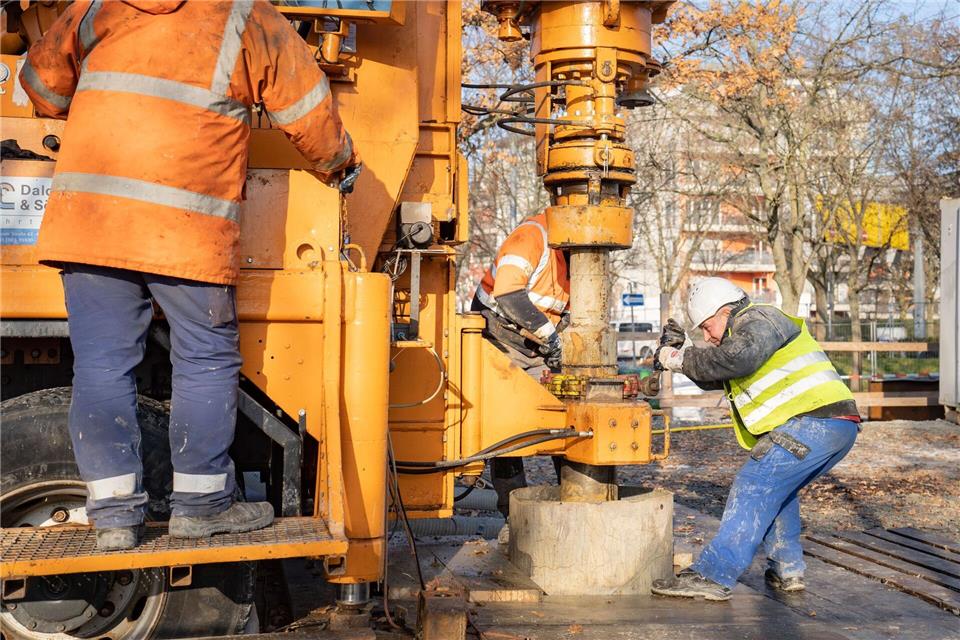 Arbeiter sind einst an einer großen Maschine bei einer Geothermie-Probebohrung in Frankfurt beschäftigt gewesen. (Archivbild)Frank Rumpenhorst/dpa