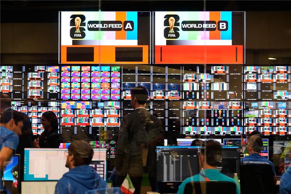 Arbeiter sind im Hauptkontrollraum in Dallas während der Eröffnungsfeier des International Broadcast Center für die Fußball-WM zu sehen.Tony Gutierrez/AP/dpa