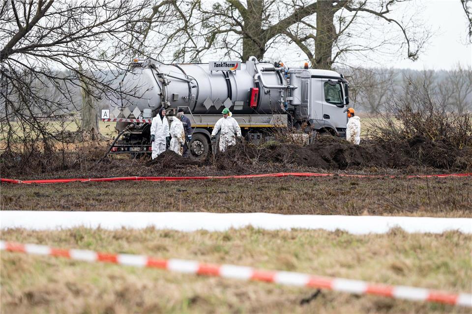 Arbeiter stehen nach einem Leck an einer PCK-Pipeline an einem Tankwagen bei Gramzow. Am Vortag kam es an einer zur PCK Raffinerie gehörenden Pipeline zu einer Havarie, bei der Hunderttausende Liter Rohöl ausgetreten waren.Fabian Sommer/dpa