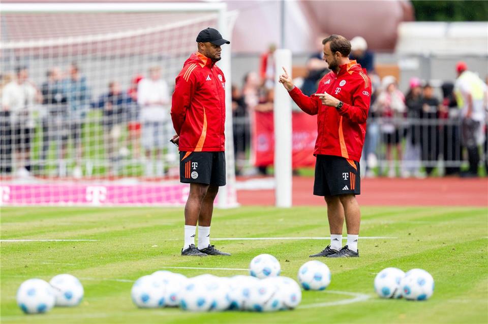 Arbeitet weiter mit Kompany zusammen: Assistenzcoach Maric (r). (Archivbild)David Inderlied/dpa