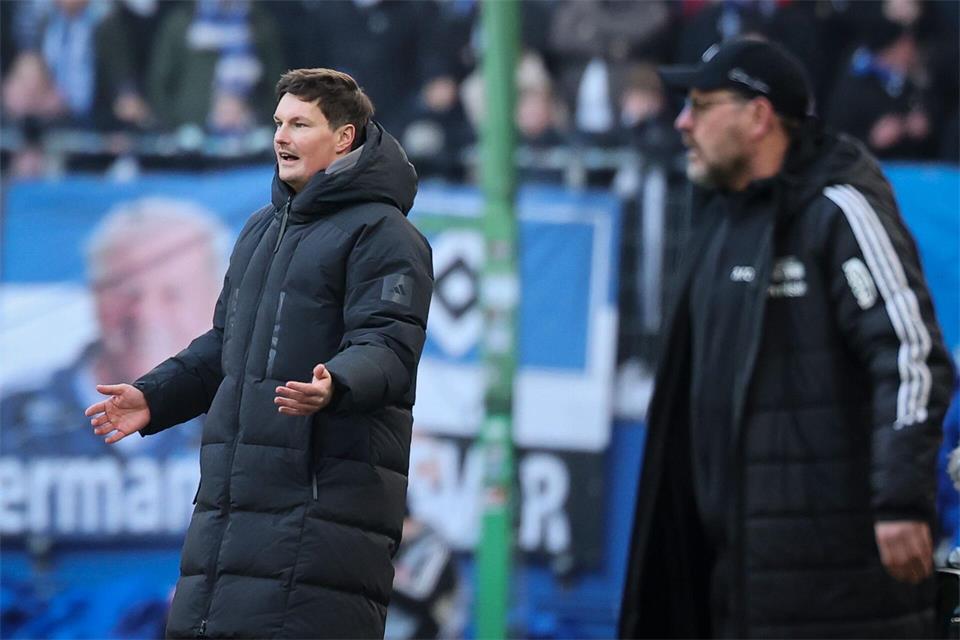 Arbeiteten neun Monate beim HSV zusammen: Trainer Steffen Baumgart (r) und sein einstiger Assistent und Nachfolger Merlin Polzin.  Christian Charisius/dpa