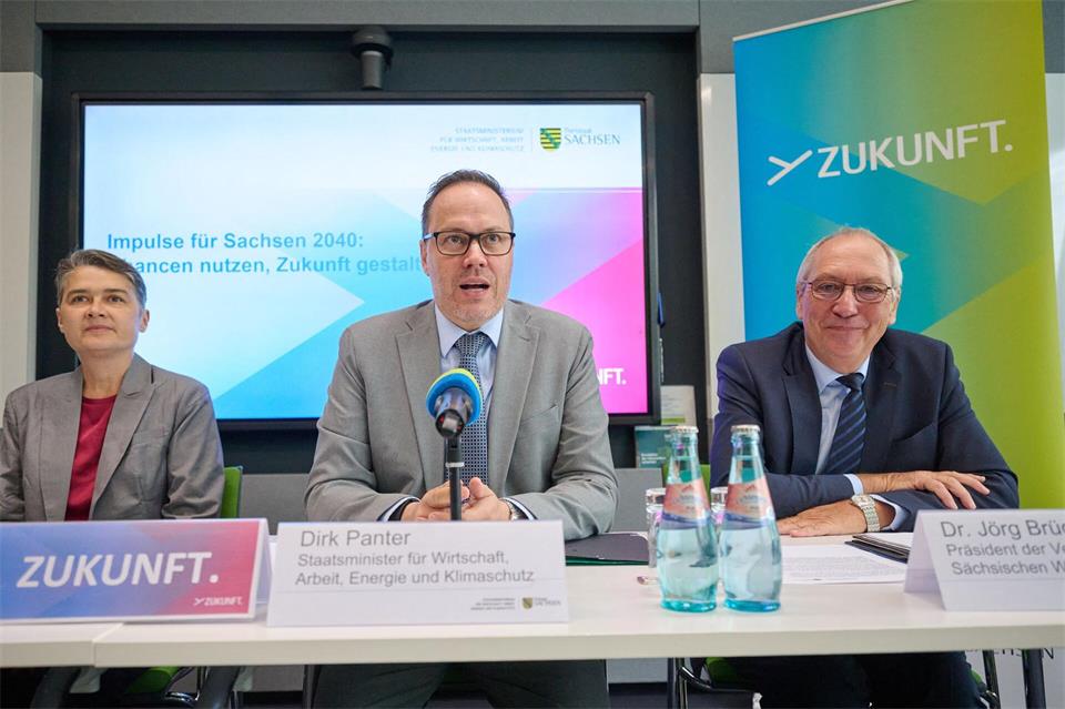 Arbeitgeber, Gewerkschaften und die Regierung wollen Sachsens Wirtschaft gemeinsam wieder auf die Beine bringen. Robert Michael/dpa