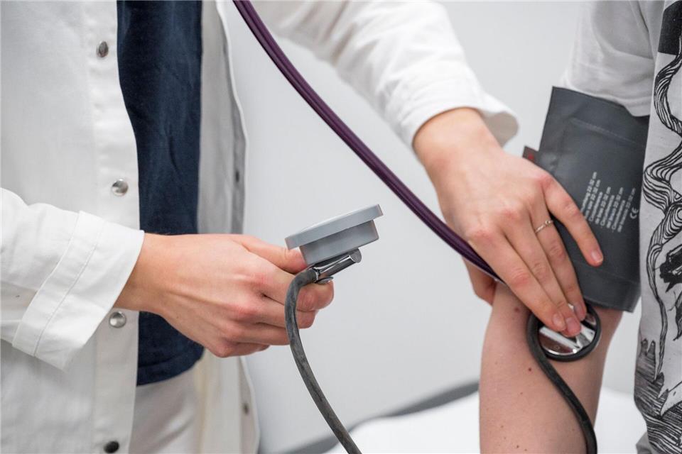 Arbeitgeber schlagen vor, beim Arztbesuch eine Gebühr von den Patienten zu verlangen. (Symbolbild)Daniel Vogl/dpa