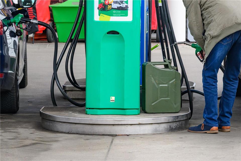 Arbeitgeber sollen angesichts der gestiegenen Spritpreise einen Entlastungsbonus zahlen können. Der Verband der Wirtschaft Thüringens sieht das aber mit Skepsis. (Symbolbild) Patrick Pleul/dpa