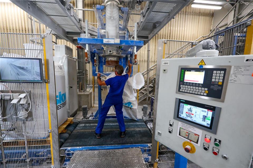Arbeitgeber und Gewerkschaft haben eine gemeinsame Initiative gestartet, um trotz der schwierigen Lage mehr Ausbildungsplätze in der ostdeutschen Chemieindustrie zu sichern. (Archivbild) Jan Woitas/dpa
