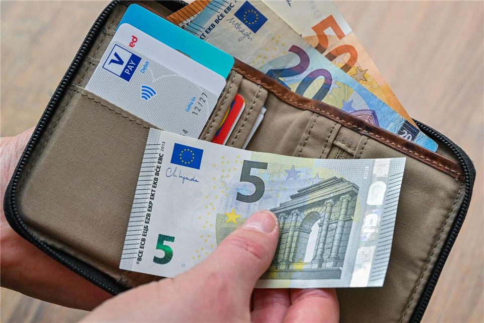 Arbeitnehmer in Niedersachsen haben dank nachlassender Inflation wieder mehr Geld in der Tasche. (Symbolbild)Patrick Pleul/dpa