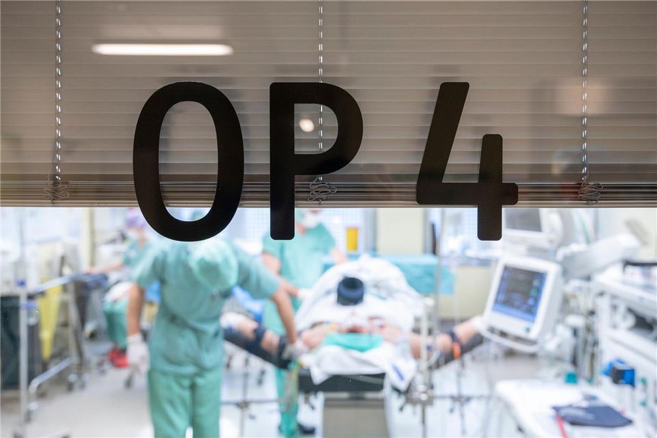 Arbeitnehmer sollten den Arbeitgeber schnellstmöglich über die voraussichtliche Dauer einer Krankschreibung informieren.picture alliance / dpa Themendienst