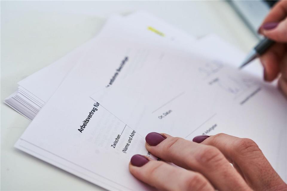 Arbeitnehmerinnen und Arbeitnehmer in Deutschland sollen verstärkt befristet eingestellt werden dürfen. (Symbolbild)Annette Riedl/dpa