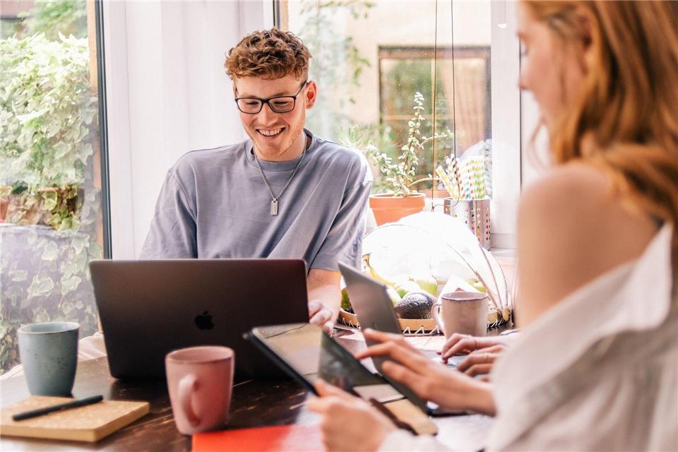 Arbeitsmaterialien, Hardware und Co: Studentinnen und Studenten können ihre studienbezogenen Ausgaben in manchen Fällen von der Steuer absetzen.picture alliance/dpa/dpa-tmn