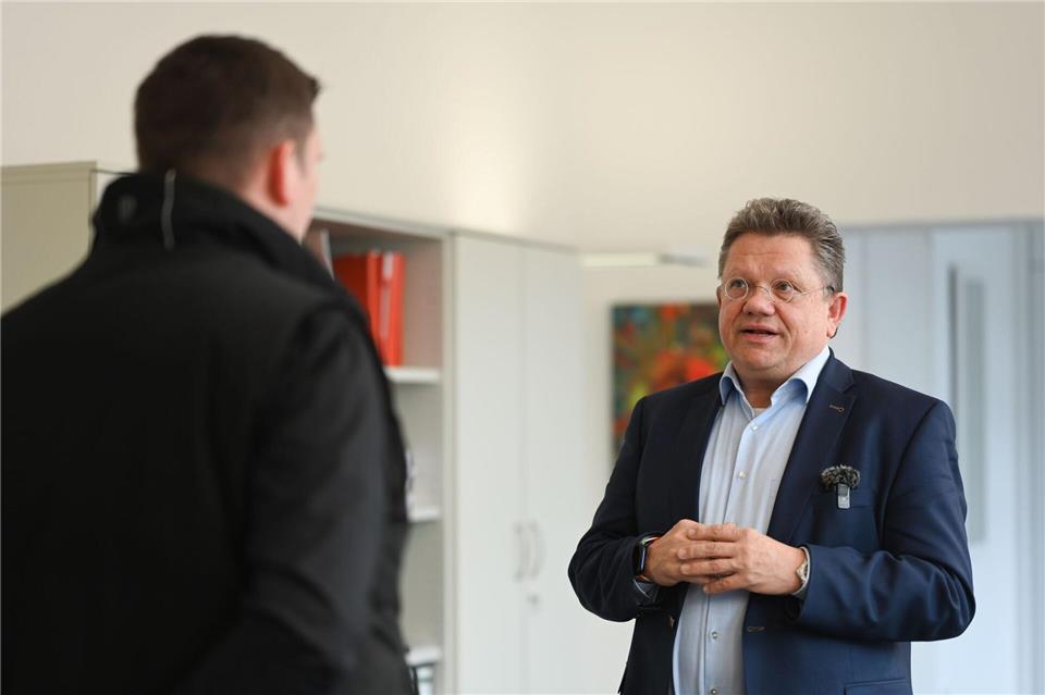 Arbeitsminister Philippi geht davon aus, dass sich das neue Tariftreue- und Vergabegesetz positiv auf den Wirtschaftsstandort Niedersachsen auswirken wird. (Archivbild)Lars Penning/dpa
