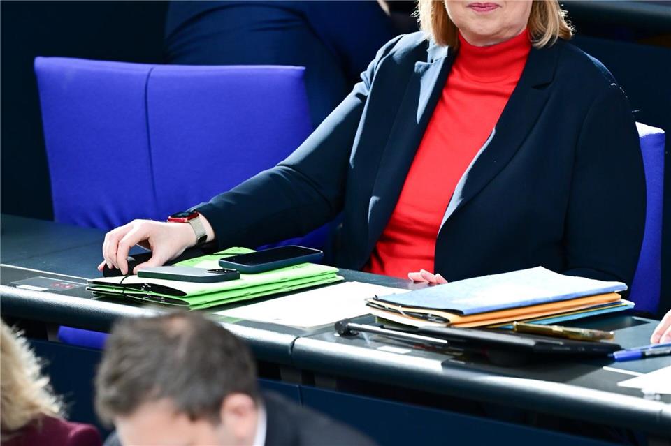 Arbeitsministerin Bärbel Bas hört - hinter Finanzminister Lars Klingbeil (beide SPD) - bei der Debatte zu ihrer Bürgergeld-Reform zu. Sebastian Christoph Gollnow/dpa