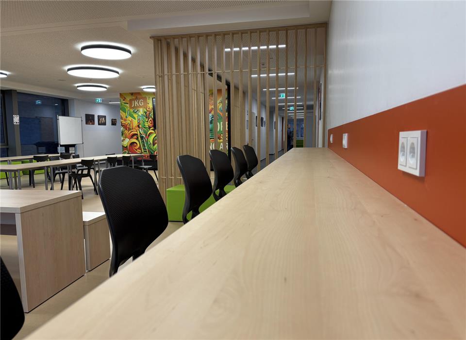 Arbeitsplätze, Möglichkeiten zum Entspannen und viel Platz bietet das Selbstlernzentrum für die Oberstufe.