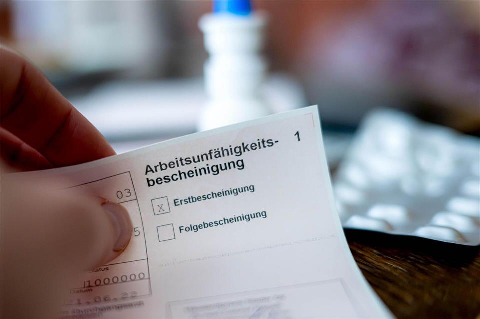 Arbeitsunfähigkeitsbescheinigungen sollen schon früher Pflicht werden. (Symbolbild)Sina Schuldt/dpa