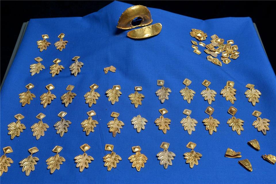 Archäologen vermuten, dass der Schatz in unruhigen Zeiten vergraben wurde. (Archivbild)Torsten Silz/dpa