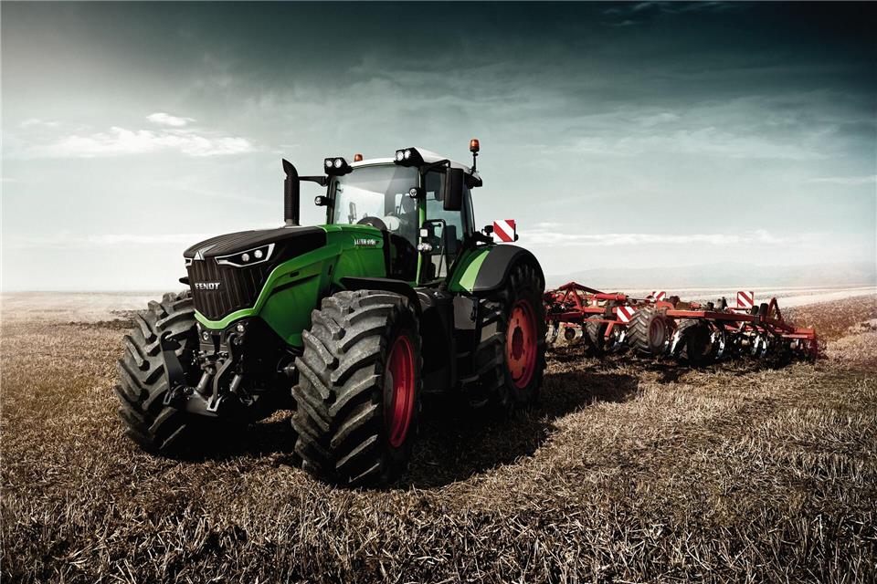Archaischer Auftritt: Reifen wie Mühlräder und ordentlich was im Schlepptau - der Fendt Vario 1050 Traktor bei der Feldarbeit.Fendt/Agco GmbH/dpa-tmn