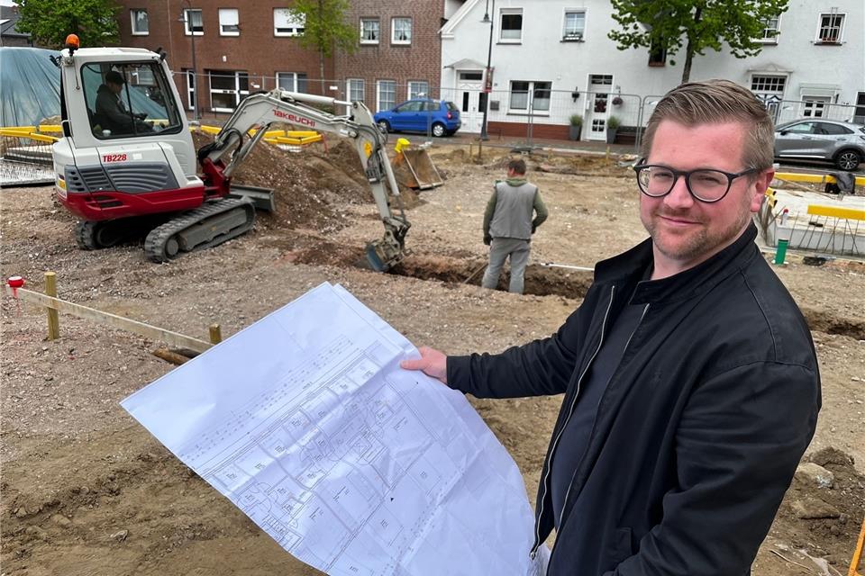 Architekt Carsten Wenning auf dem ehemaligen Demming-Gelände, wo die Arbeiten für drei Mietshäuser mit jeweils sechs Wohnungen begonnen haben.