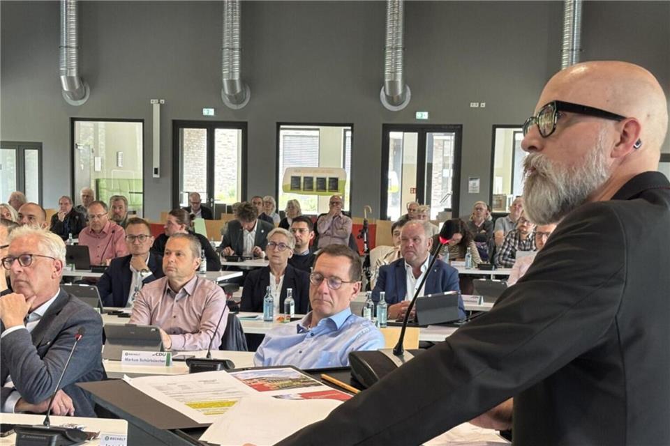 Architekt Stefan Bielefeld erläuterte im Rat den Sachstand der Rathaussanierung.