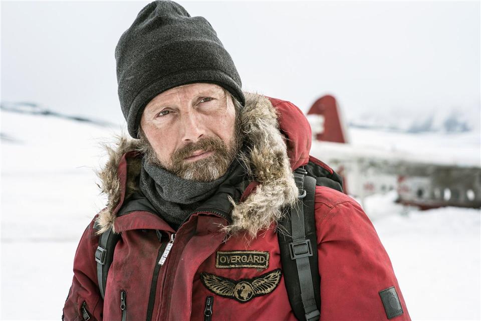 Arctic Pilot Overgård (Mads Mikkelsen) ist seit dem Absturz seines Flugzeugs in der Arktis auf sich allein gestellt.-/Arctic The Movie LLC/ARTE F/dpa