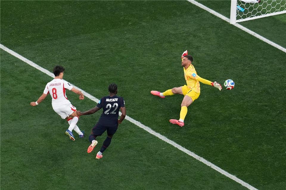 Arda Güler leitete die Aufholjagd der Türkei ein.Marcio J. Sanchez/AP/dpa