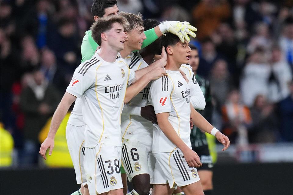 Arda Güler (r) lässt sich von seinen Teamkollegen feiern.Manu Fernandez/AP/dpa