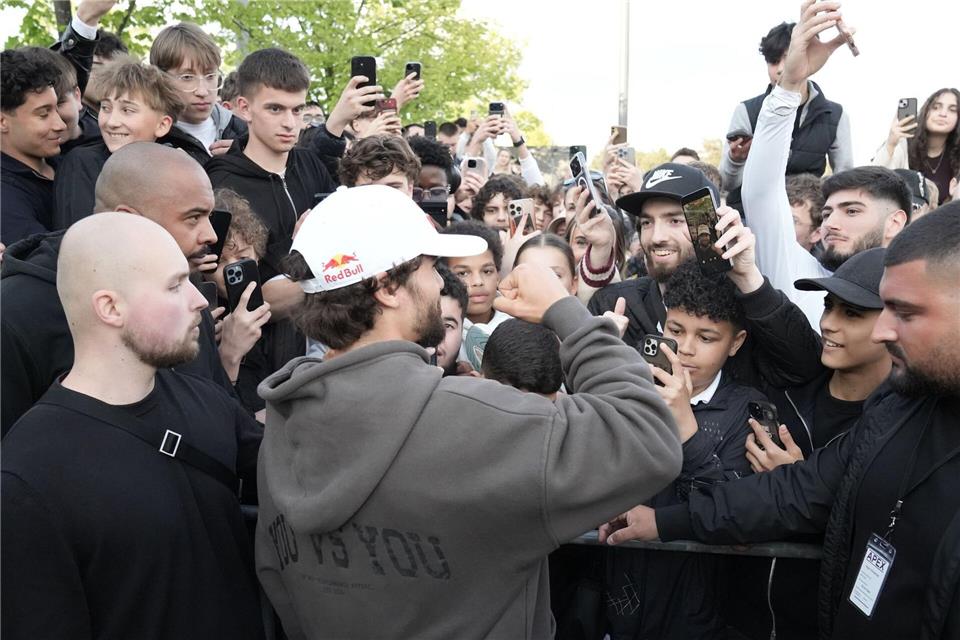 Arda Saatci wurde bei seiner Ankunft in Berlin von euphorischen Fans begrüßt.Manuel Genolet/dpa