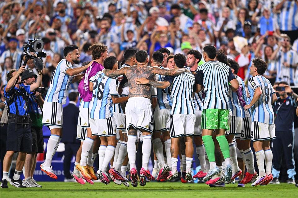 Argentinien feiert den Halbfinaleinzug.Tom Weller/dpa