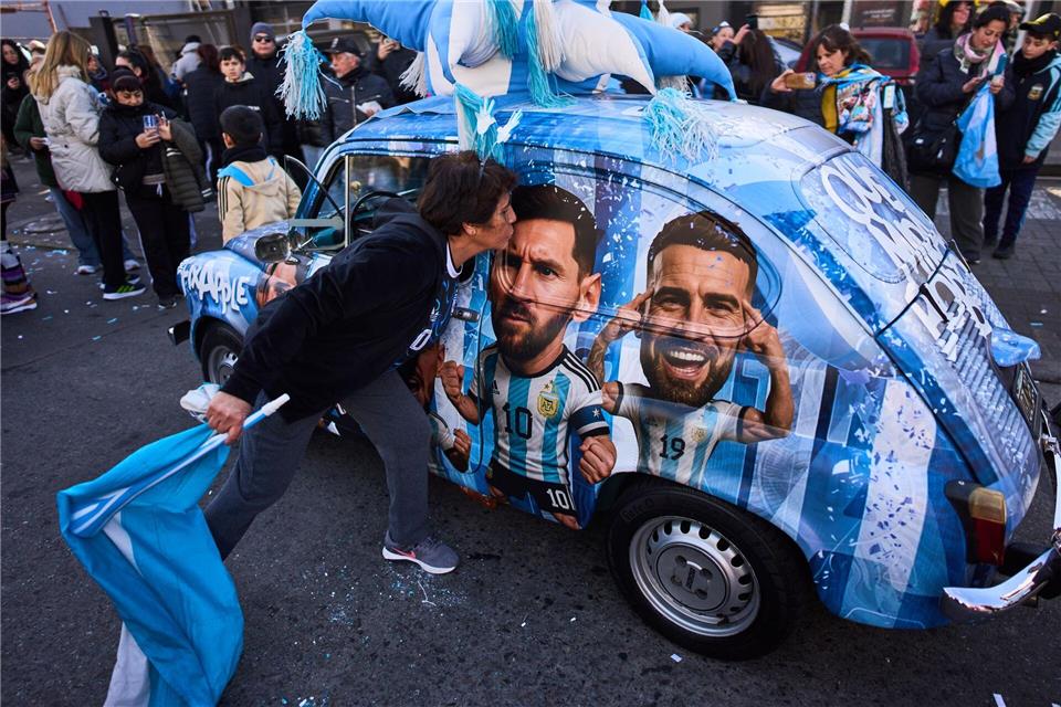 Argentinien lässt seinen Superstar hochleben.Rodrigo Abd/AP/dpa