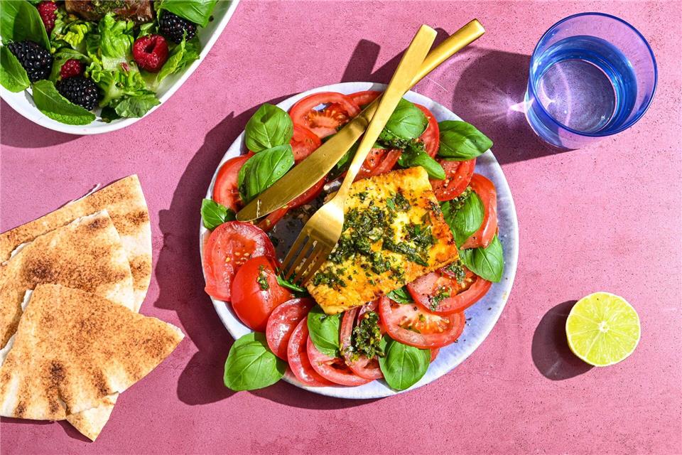 Argentinien trifft Zypern: Chimichurri verleiht auch Halloumi einen zusätzlichen Aroma-Kick. Ariane Bille/BVEO/dpa-tmn