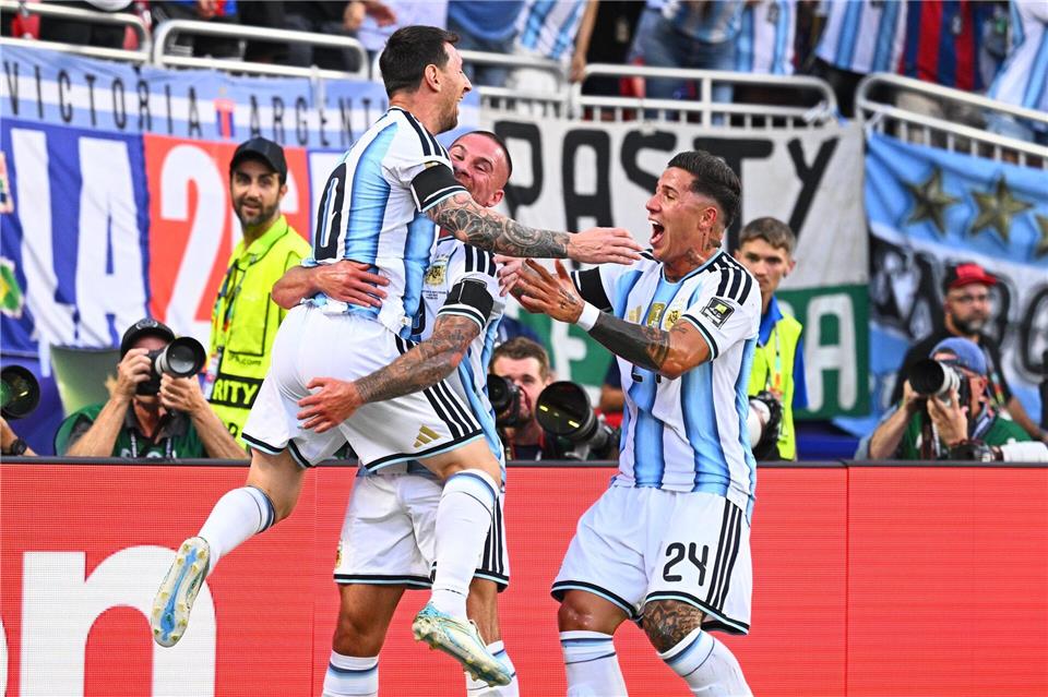 Argentinien um Lionel Messi freut sich über den Treffer zum 1:0.Tom Weller/dpa