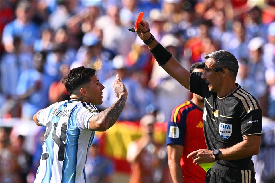 Argentiniens Enzo Fernandez wird im WM-Finale vom Platz gestellt.Tom Weller/dpa