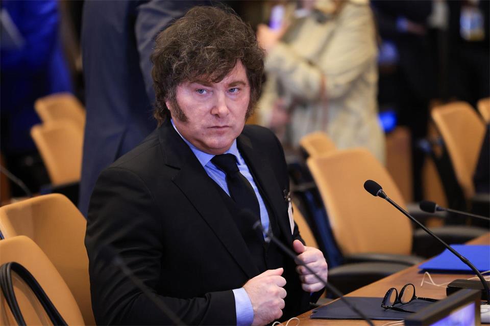 Argentiniens Präsident Javier Milei setzt London eine zweiwöchige Frist, um das aktuelle Erdölprojekt bei den Falklandinseln zu unterbinden. (Archivbild)Charly Triballeau/Pool AFP/AP/dpa
