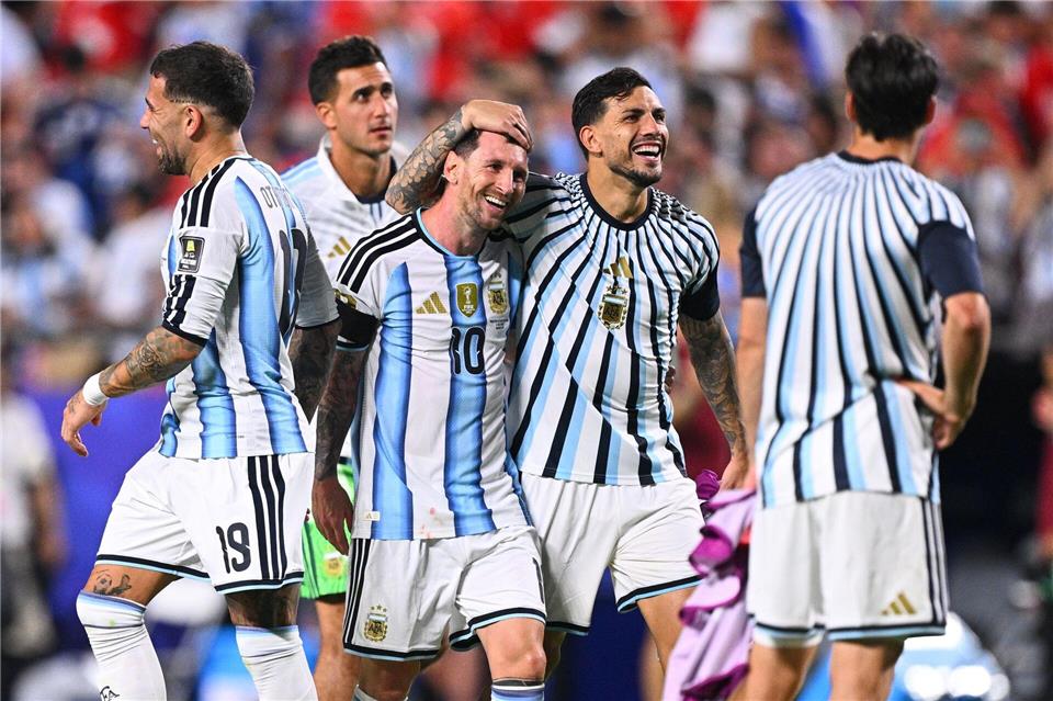 Argentiniens Spieler feiern nach dem Sieg im WM-Viertelfinale über die Schweiz. Tom Weller/dpa
