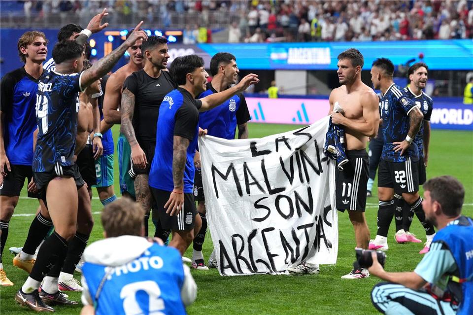 Argentiniens Spieler sorgen mit einem Transparent für Aufsehen. Nick Potts/PA Wire/dpa