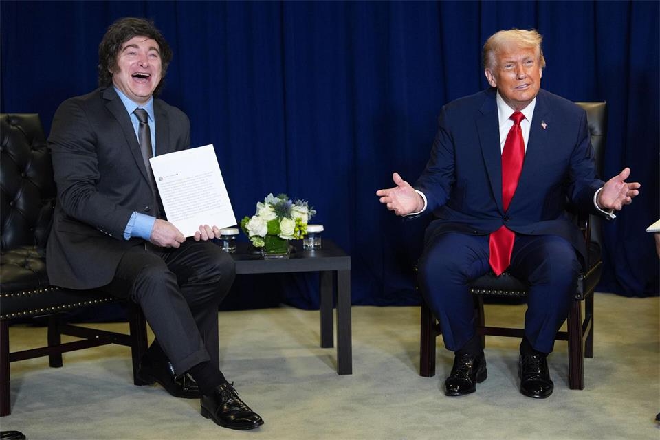 Argentiniens Staatschef Milei und US-Präsident Trump sind Unterstützer der Bolsonaros. (Archivbild)Evan Vucci/AP/dpa