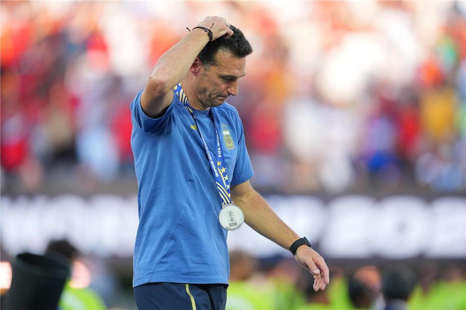 Argentiniens Trainer Lionel Scaloni war nach der Niederlage untröstlich. Julio Cortez/AP/dpa