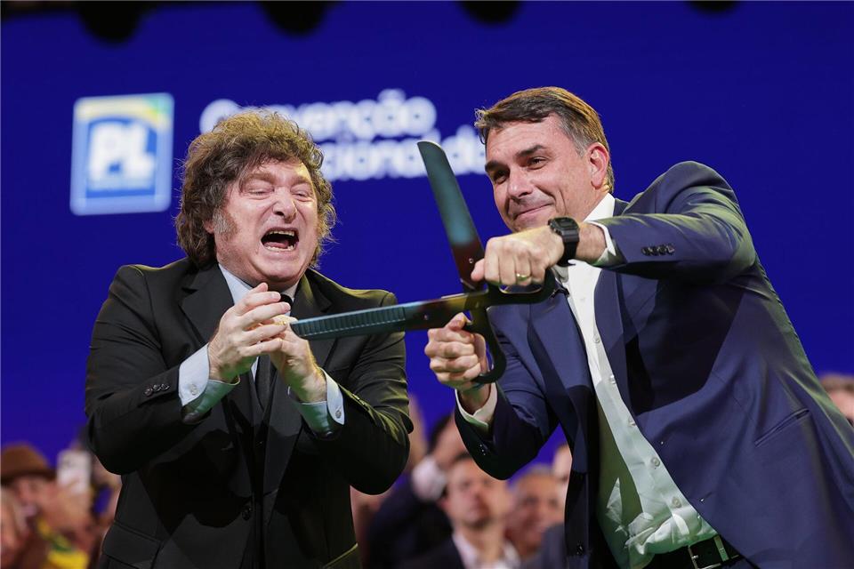 Argentiniens ultraliberaler Präsident Javier Milei (l) nahm an der Veranstaltung teil. Ettore Chiereguini/AP/dpa