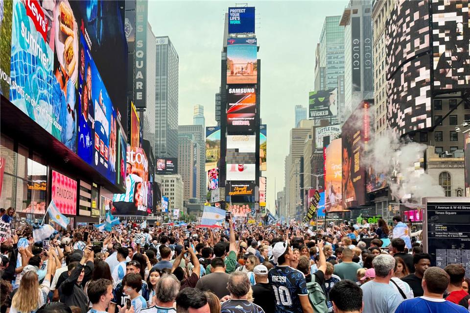 Argentinische Fans feierten am Times Square in New York.Christoph Lother/dpa