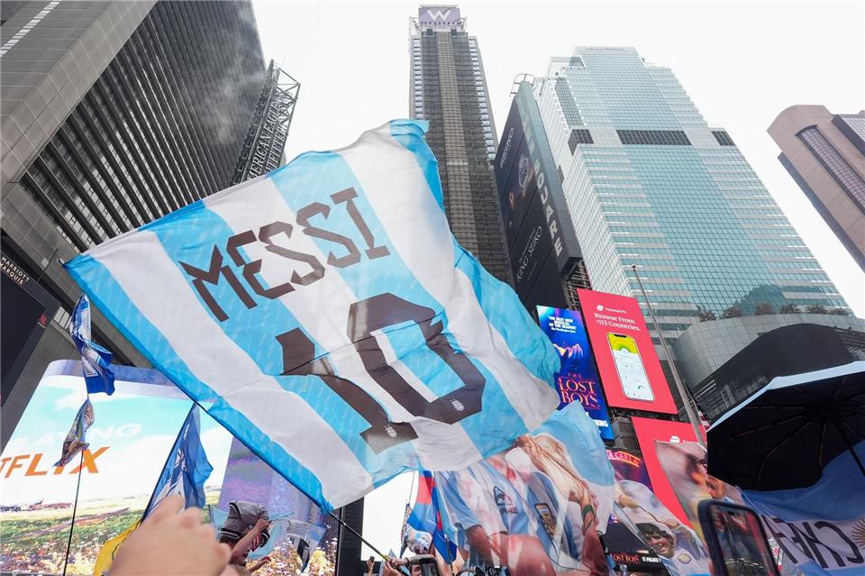 Argentinische Fans stimmen sich am Times Square auf das Finale ein. Frank Franklin III/AP/dpa