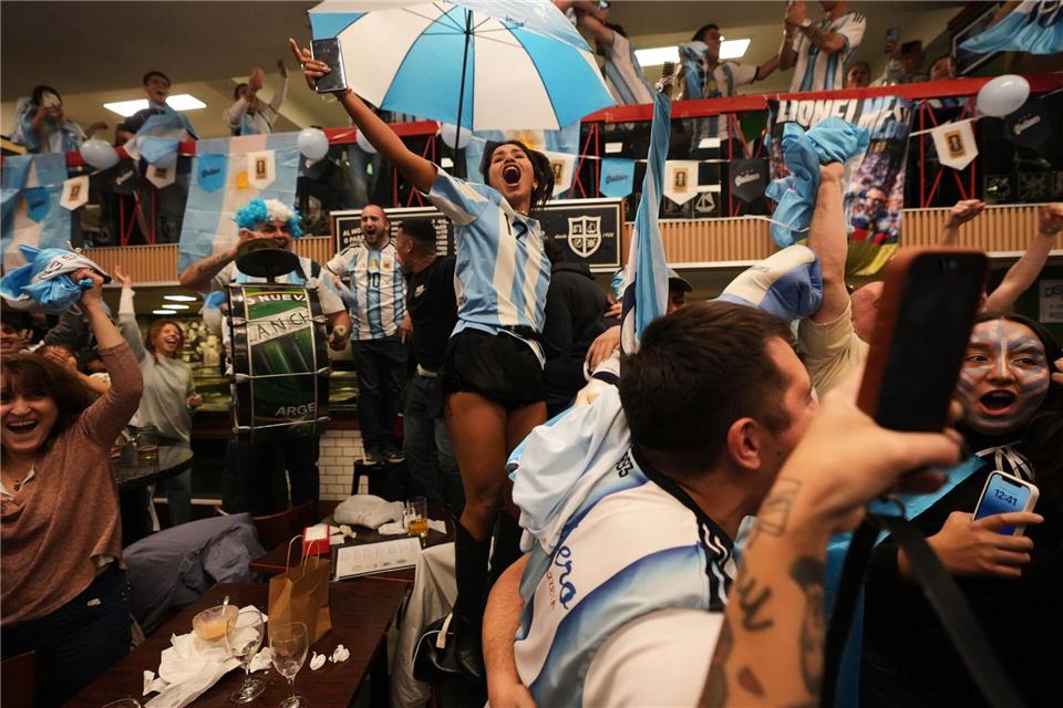 Argentinische Fans während der Fußball-WM: Der, der nicht springt, ist ein Engländer. (Archivbild)Rodrigo Abd/AP/dpa