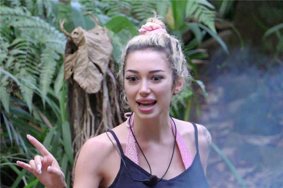Ariel schreit weiter in den Dschungel hinein. RTL/dpa