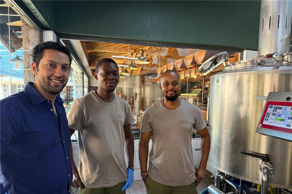 Arjun Malhotra (l) mit seinen kenianischen Brauerei-Mitarbeitern im Sudhaus seiner Craftbeer-Brauerei in Nairobi.Eva Krafczyk/dpa