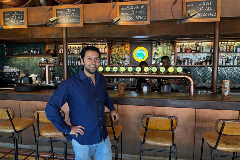 Arjun Malhotra machte aus sein Hobby zum Beruf – sein Bier wird nach deutschem Reinheitsgebot gebraut. Eva Krafczyk/dpa