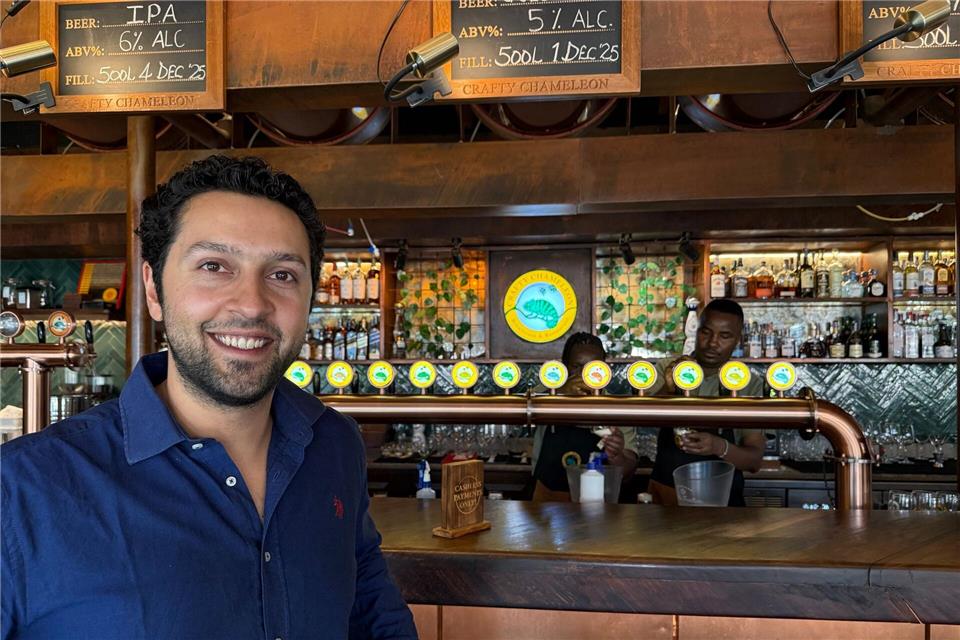 Arjun Malhotra steht an der Bar seines Biergartens „Crafty Chameleon“.Eva Krafczyk/dpa