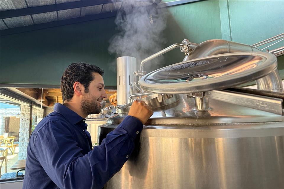 Arjun Malhutra kontrolliert einen der Brautanks in seinem Sudhaus.Eva Krafczyk/dpa