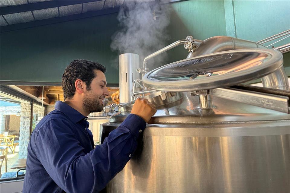 Arjun Malhutra kontrolliert einen der Brautanks in seinem Sudhaus.Eva Krafczyk/dpa