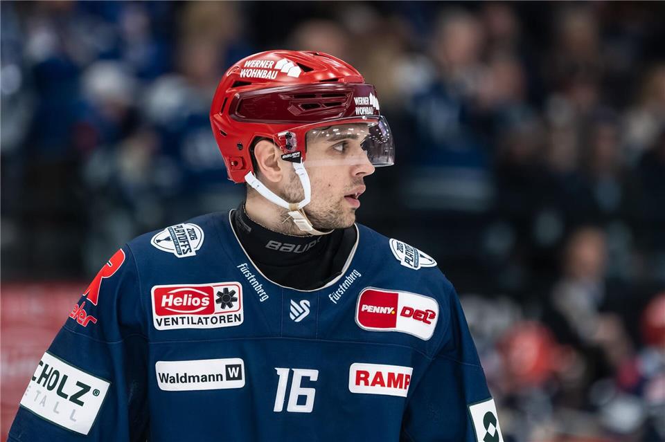Arkadiusz Dziambor läuft auch künftig für die Schwenninger Wild Wings auf. (Archivbild)Silas Stein/dpa